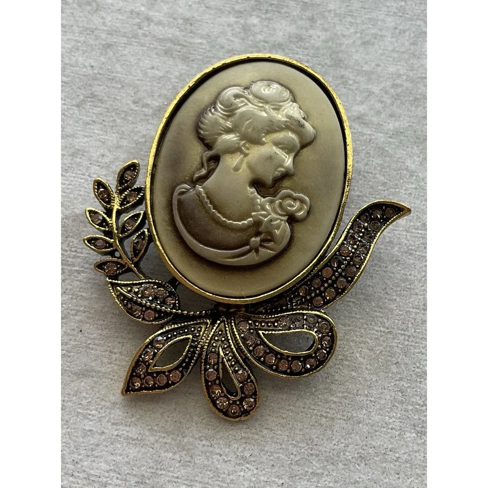 vintage-inspired gold-tone cameo brooch Beige Profile Estate Jewelry
